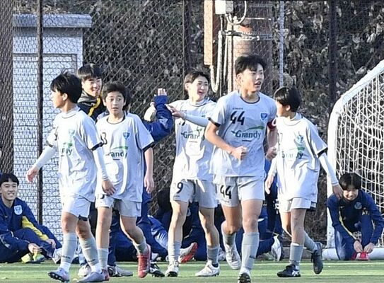 後半20分、矢内(中央)の決勝ゴールを喜ぶ栃木SC U14イレブン=サンエコ自然の森サッカー場