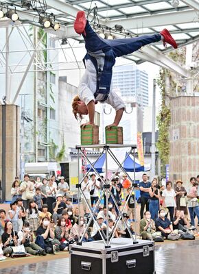 華麗な技で観衆を魅了するパフォーマー＝９日午後０時５分、宇都宮市江野町