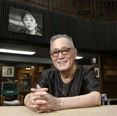 　笑顔の仲代達矢さん。後ろの写真は亡き妻、宮崎恭子さん＝２０２２年８月、東京都世田谷区