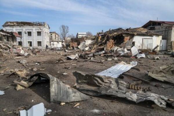 　２１日、ウクライナ東部ドネツク州スラビャンスクで、ロシア軍の攻撃で被害を受けた郵便局（ゲッティ＝共同）