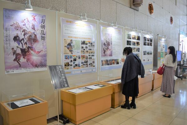 実写映画化した「刀剣乱舞」にちなむパネル展＝４月下旬、県立博物館