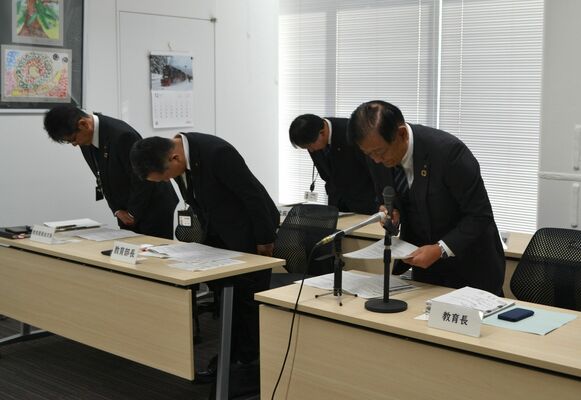琵琶塚古墳整備事業の経緯について謝罪する浜口教育長（右）ら＝28日午後、小山市役所