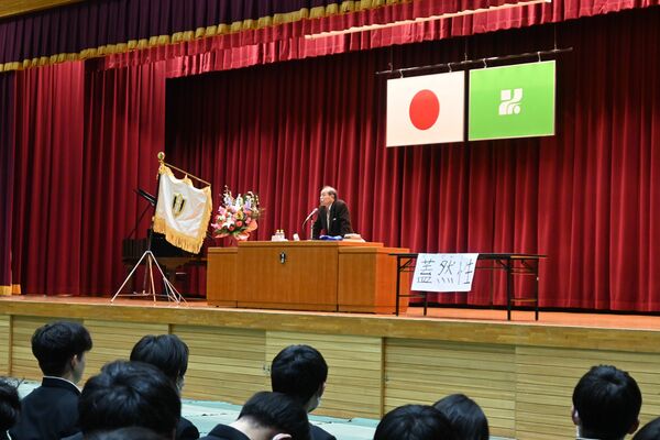 宇都宮高で講演する大嶽さん＝２日午前、宇都宮市滝の原３丁目