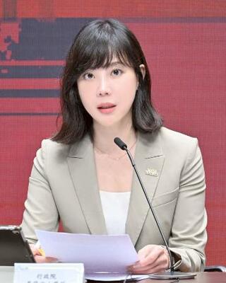 14日、台北市で記者会見する台湾行政院の李慧芝報道官(行政院提供・共同)