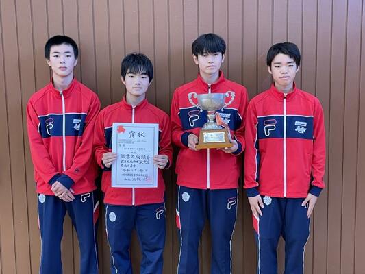 男子サーブル団体優勝の宇南