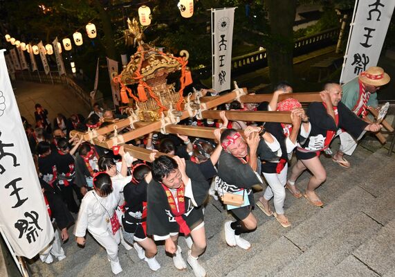 宇都宮二荒山神社の石段を威勢よく駆け上がるみこし＝20日午後７時20分、宇都宮市馬場通り１丁目