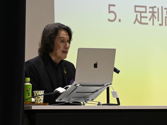 母校の足利高で講演を行う襟川さん