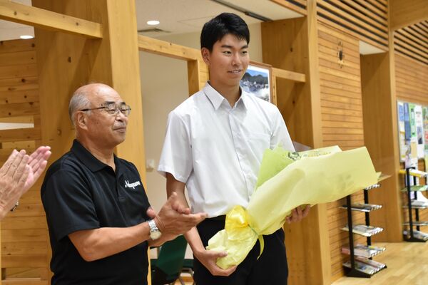 福島町長を表敬訪問した鈴木さん（右）