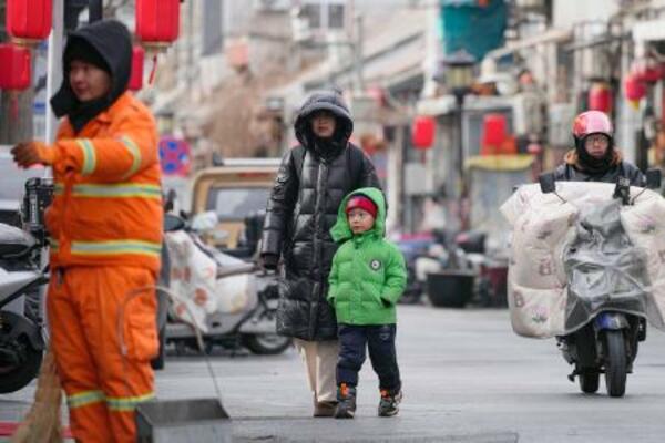 　北京市内の繁華街を歩く人たち＝１９日（共同）