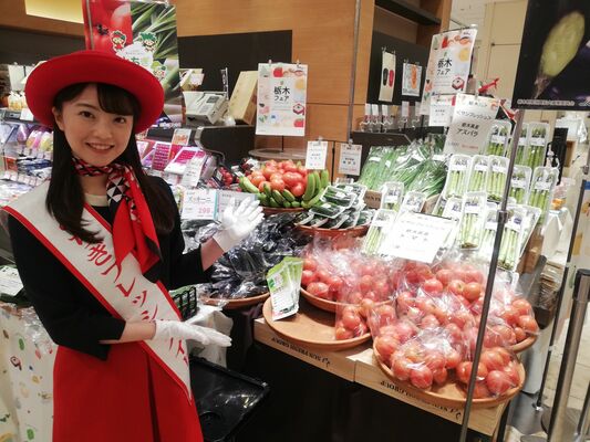 県産のトマト、アスパラガスを中心に販促イベントを実施した新宿高島屋の売り場＝11日、東京都内