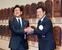 　野球殿堂入りが決まり原辰徳さんに祝福される栗山英樹さん（左）＝１５日、東京都内