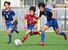 ＦＣ　ＶＡＬＯＮ（下都賀）－ＦＣ　ＳＴＧＨ（宇河）準々決勝　前半16分、ＶＡＬＯＮの青木（中央）がドリブルで仕掛ける＝真岡市総合運動公園運動広場Ｂ