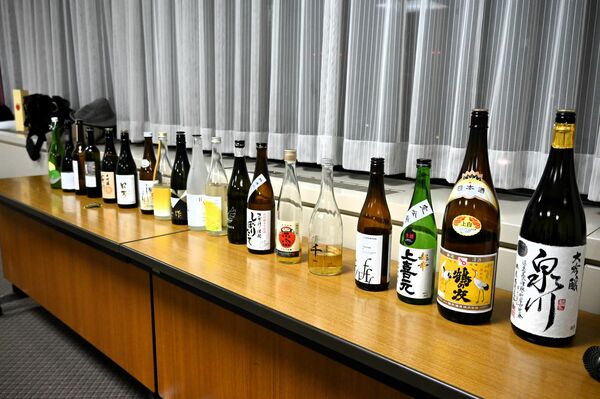 持ち寄り会で集まった１９種の日本酒