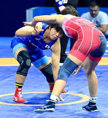 女子68キロ級準決勝でトルコ選手と対戦する石井亜海=ザグレブ(共同)