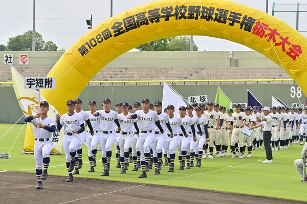 開会式で52チーム堂々行進、選手宣誓や独唱も 夏の熱戦幕開け《高校