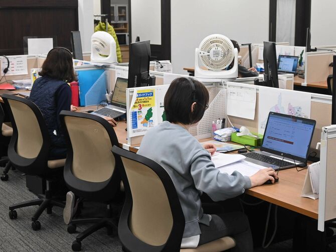 静岡県内からの#7119の問い合わせに対応する相談員=昨年12月中旬、名古屋市内