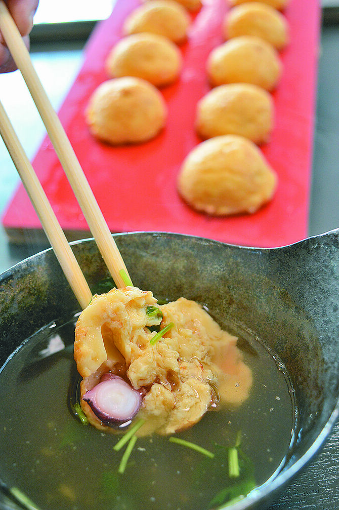 フワフワに焼き上がった明石焼。だしにつけて食べるとトロトロの食感が楽します