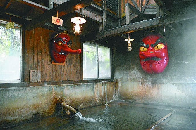 鬼子母神にお参りをして湯につかると子宝に恵まれるといわれる天狗の湯