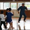 SNSで話題「江戸走り」に児童が挑戦　小山城南小で体験教室