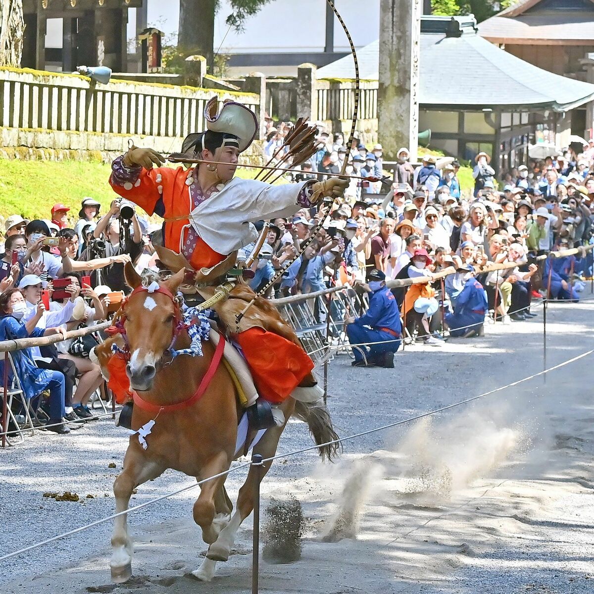 日光東照宮　特別限定流鏑馬（やぶさめ）蹄鉄の絵馬 目が離せない…心も射抜く美技 日光東照宮で流鏑馬神事｜動画