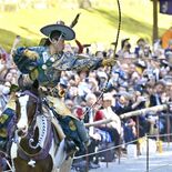 人馬一体、心も射る　日光東照宮で流鏑馬神事　９騎が腕前披露