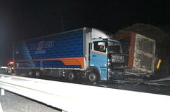 トラック横転 4台多重事故