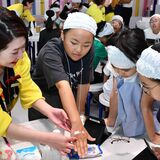化粧の効果を児童が体験　大田原の資生堂那須工場　正しい洗顔法にも挑戦