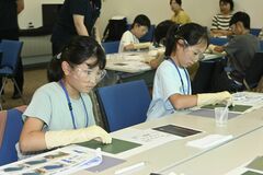 【夕刊】マイ宝石作り、児童が研磨