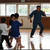 SNSで話題「江戸走り」に児童が挑戦　小山城南小で体験教室