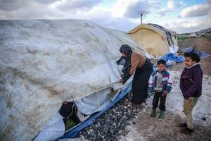 　シリア北西部イドリブ県で、悪天候による被害を受けた大地震の被災者用テント＝３月２９日（ゲッティ＝共同）