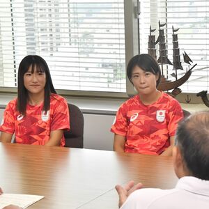 ホッケー女子の狐塚選手（日光市出身）、田中選手らが県庁でパリオリンピックの結果を報告
