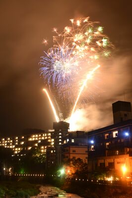 塩原温泉街の夜空を彩った花火
