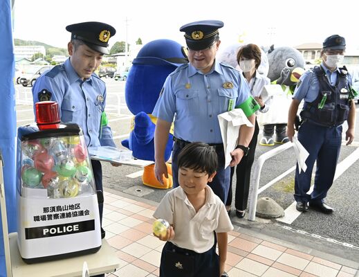カプセルトイを楽しむ子ども