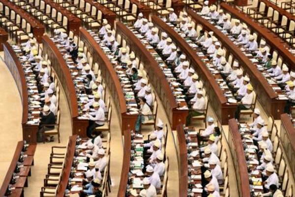 　３０日、ミャンマーの首都ネピドーの議会下院で開かれた協議（共同）