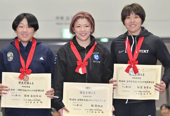 優勝し表彰台でほほ笑む鏡(中央)