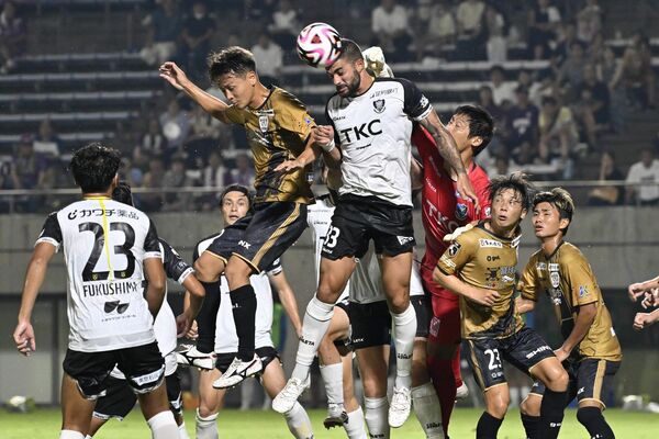 前半、藤枝のＣＫをはね返す栃木ＳＣのＤＦラファエル（中央）＝藤枝総合運動公園サッカー場