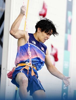 男子複合予選　リードの途中で落下した楢崎智亜＝パリ郊外（共同）