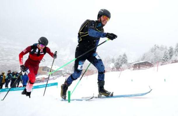 山岳スキー男子スプリントで銀メダルを獲得したAINのニキータ・フィリポフ(右)=19日、イタリア・ボルミオ(ゲッティ=共同)