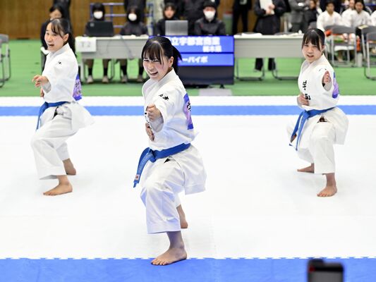 女子形団体１次ラウンド　全国選抜出場を決めた宇商の（左から）中野、守屋、吉田の演武＝ユウケイ武道館