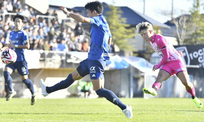 ６戦連続得点を記録するなど今季飛躍を見せた栃木シティのＦＷ藤原（右）＝24日の最終節ソニー戦から