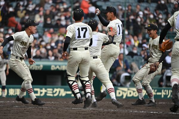 23年ぶりの春８強を決め、歓喜の作新ナイン＝25日午後４時30分、兵庫県西宮市の甲子園球場