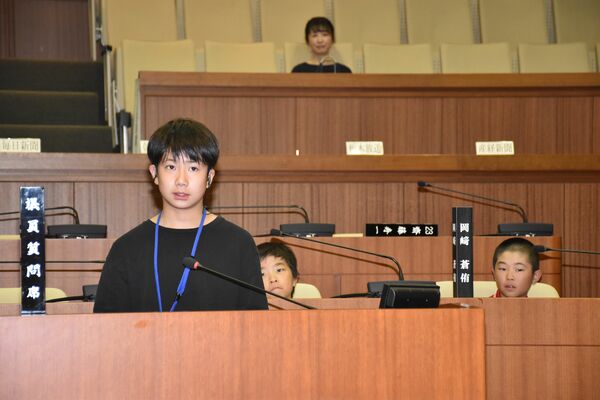 市議に質問する児童