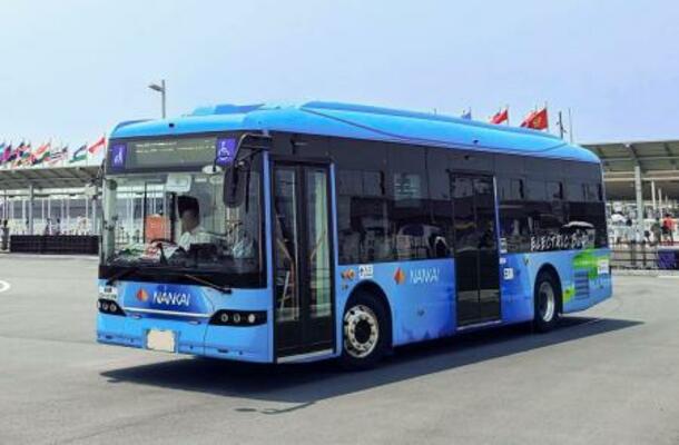 関西空港内で旅客を送迎することが決まった大阪・関西万博のEVバス=7月、大阪市此花区の夢洲(関西エアポート提供)