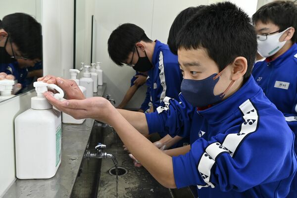 休み時間に入念に手を洗う星が丘中の生徒たち＝28日午前、宇都宮市星が丘２丁目