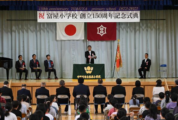 記念式典で式辞を述べる五十嵐校長