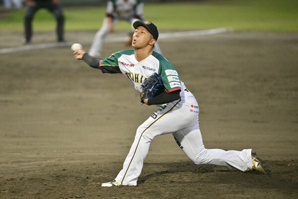 先発し力投する栃木ＧＢの竹本＝小山市運動公園野球場