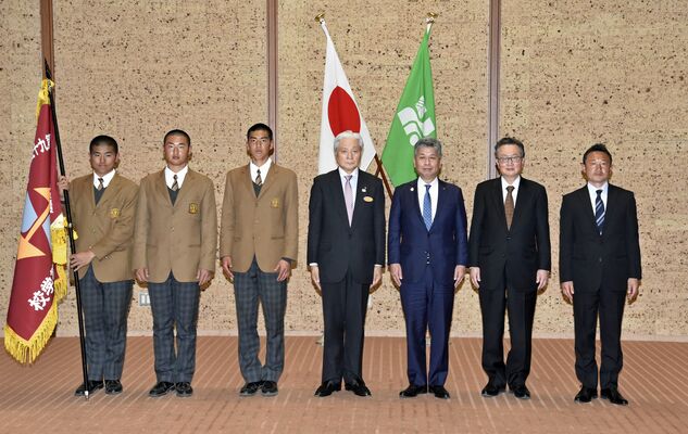 福田知事（中央）に出場を報告した作新の選手ら