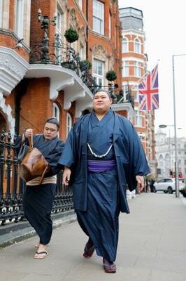 　ロンドンの街中を散策する横綱大の里（右）＝１２日（共同）