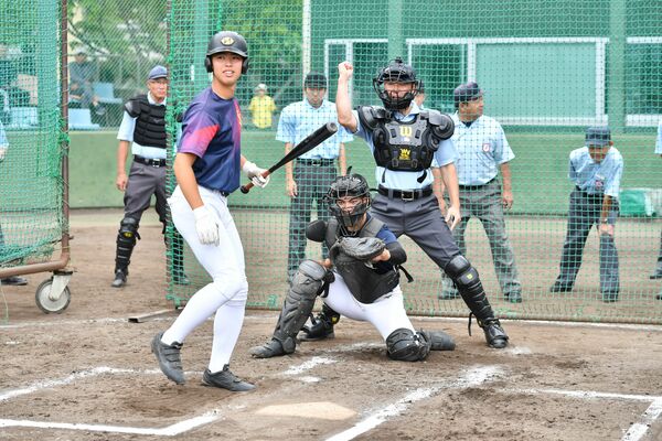 試合を想定し、投球判定をする審判員＝作新学院高硬式野球場