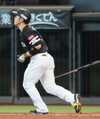 5回ソフトバンク無死一、二塁、近藤が右越えに3ランを放つ=エスコンフィールド